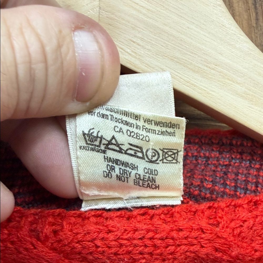 Vintage Unique Red Patterned Women's Sweater - Picture 6 of 7
